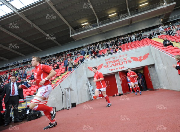 15.11.08 - Principality Premiership Rugby Llanelli RFC v Cardiff RFC Llanelli players run out for the fist time at their new home - 'Parc y Scarlets' 