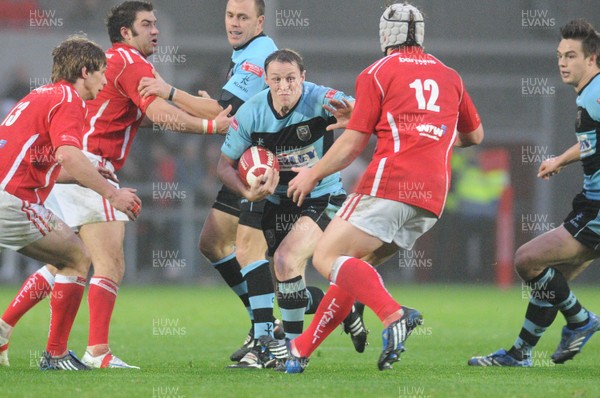 15.11.08 - Principality Premiership Rugby Llanelli RFC v Cardiff RFC Cardiff's Shaun James looks for a way through 