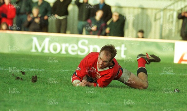 201297 - Llanelli v Dunvant - David Hodges of Llanelli scores a try