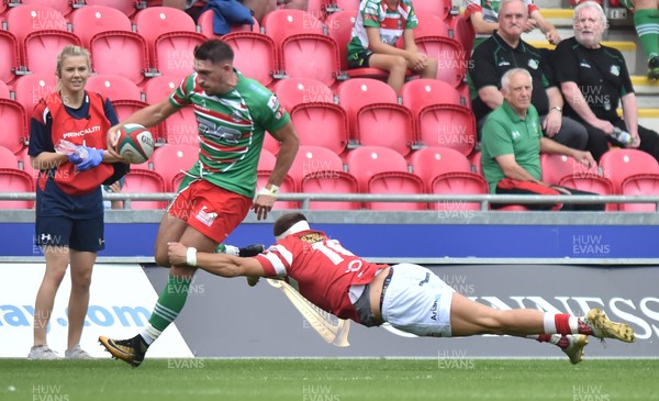 010918 - Llanelli v Ebbw Vale - Principality Premiership - Steffan Thomas of Ebbw Vale running in for a try