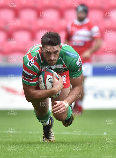 010918 - Llanelli v Ebbw Vale - Principality Premiership - Steffan Thomas of Ebbw Vale dives over for a try
