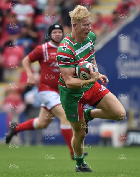 010918 - Llanelli v Ebbw Vale - Principality Premiership - Toby Fricker of Ebbw Vale running in to the try line