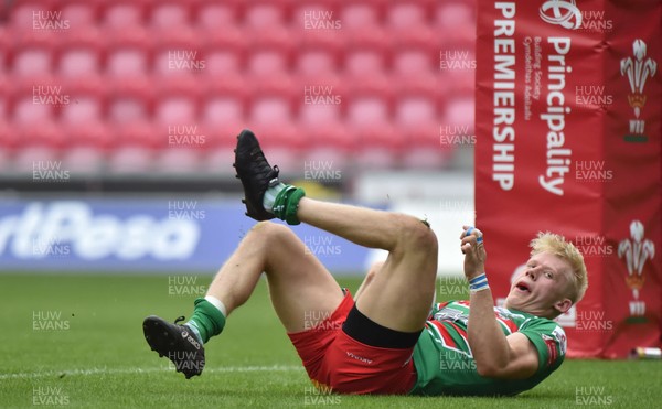 010918 - Llanelli v Ebbw Vale - Principality Premiership - Toby Fricker of Ebbw Vale dives over for a try