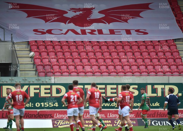 010918 - Llanelli v Ebbw Vale - Principality Premiership - Llanelli players in front of the Scarlets flag