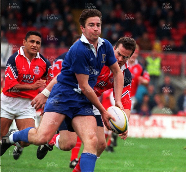 121096 - Llanelli v Leinster - Peter McKenna of Leinster outpaces Matthew Wintle and Frano Botica (left)