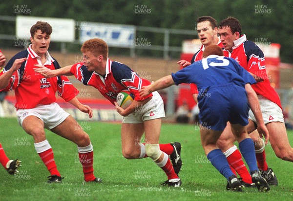 121096 - Llanelli v Leinster - Garan Evans of Llanelli beats off tackle by Richard Governey