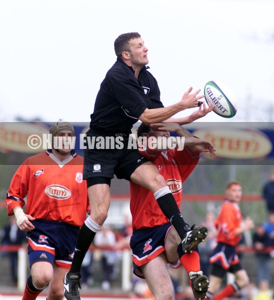 010599 - Llanelli v Neath - Neath's Darren Case outjumps Stephen Jones