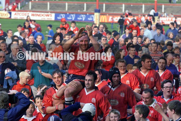 010599 - Llanelli v Neath - Llanelli captain Robin McBryde is chaired from the field after winning the league