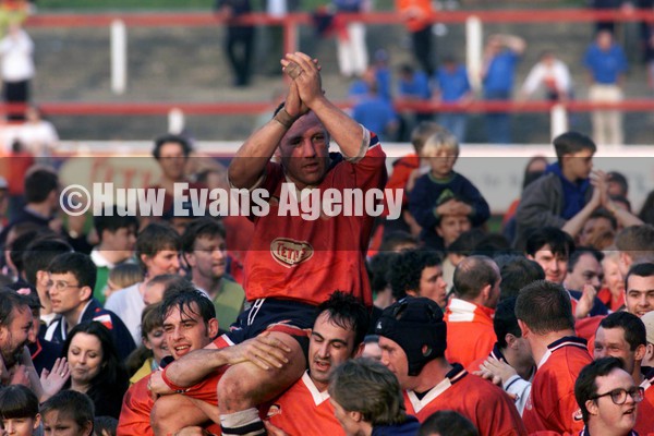 010599 - Llanelli v Neath - Llanelli skipper Robin McBryde is held aloft as the team wins the league