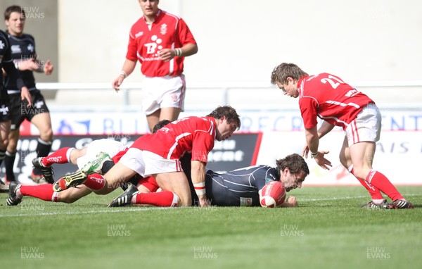 02.05.09 - Llanelli v Neath, Principality Premiership -  Neaths Stephen Thomas reaches the line to score try 