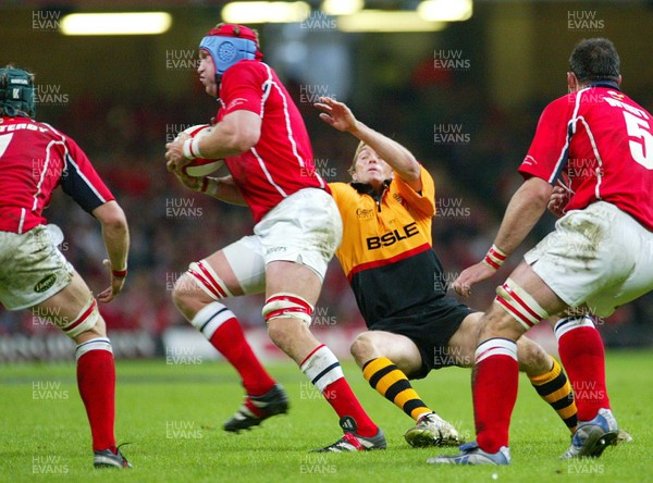 030503 - Llanelli v Newport - Principality Cup Final -  Llanelli's David Hodges intercepts pass to Percy Montgomery which led to Llanelli's try