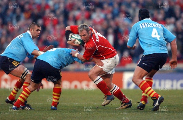 110403 - Llanelli v Perpignan - Heineken Cup Quarter Final - Scott Quinnell escapes tackle by Nicolas Mas as he takes ball forward