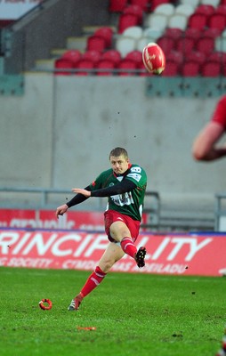 04.02.12. Llanelli RFC v Pontypool RFC, Principality Premiership..Llanelli's Diggy Bird attempts a penalty..