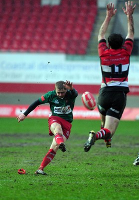 04.02.12. Llanelli RFC v Pontypool RFC, Principality Premiership..Llanelli's Diggy Bird attempts a penalty..