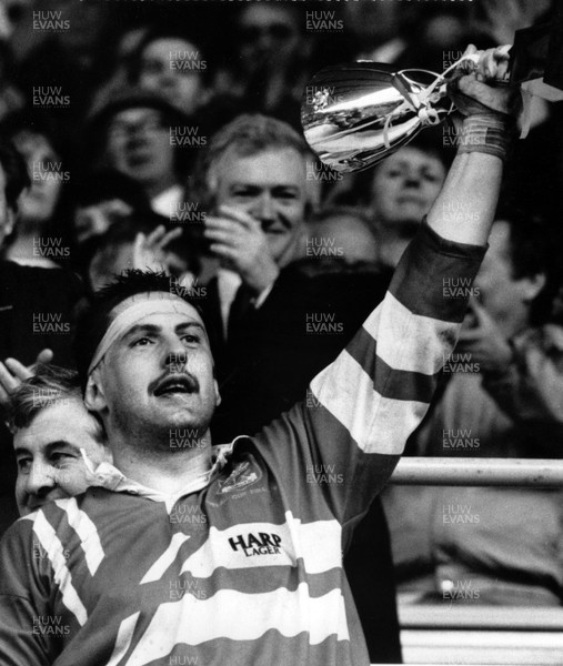 040591 - Llanelli v Pontypool - Schweppes Challenge Cup Final - Phil Davies with the trophy    by Huw Evans Agency