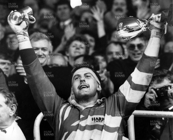 040591 - Llanelli v Pontypool - Schweppes Challenge Cup Final - Phil Davies with the trophy    by Huw Evans Agency