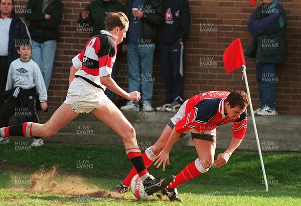 220397 - Llanelli v Pontypool - Neil Boobyer scores a try