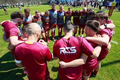 100525 - Llanelli Wanderers v Gorseinon - Admiral Championship West - Huddle
