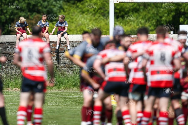 100525 - Llanelli Wanderers v Gorseinon - Admiral Championship West - Young fans watch