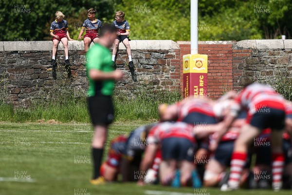 100525 - Llanelli Wanderers v Gorseinon - Admiral Championship West - Young fans watch
