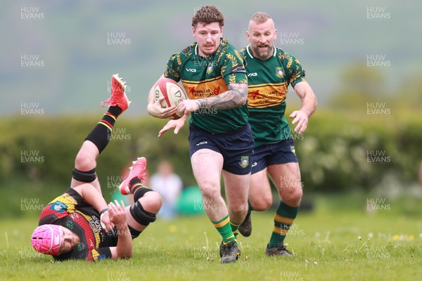 020526 - Llangadog v Cefneithin - Admiral National League 4 West B - Cefneithin attack