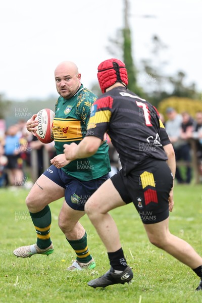 020526 - Llangadog v Cefneithin - Admiral National League 4 West B - Cefneithin attack 