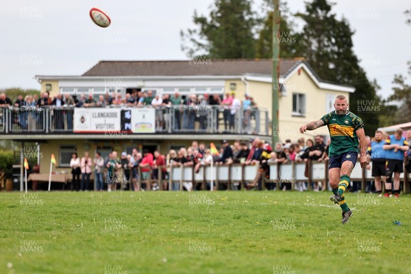 020526 - Llangadog v Cefneithin - Admiral National League 4 West B - Cefneithin kick for goal