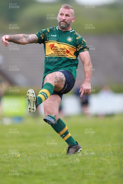 020526 - Llangadog v Cefneithin - Admiral National League 4 West B - Cefneithin kick for goal