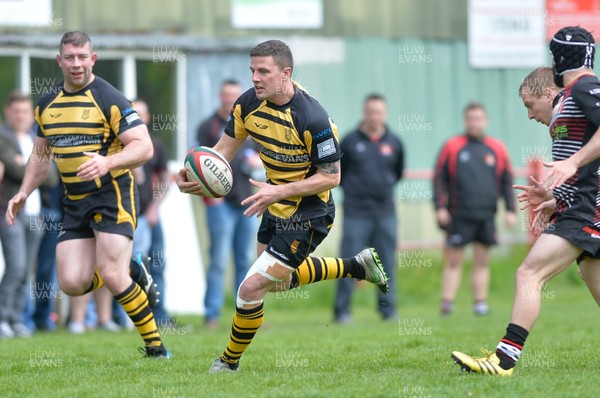 290417 Llangennech v Kidwelly - WRU National League 1 West - James Thomas of Kidwelly on the attack