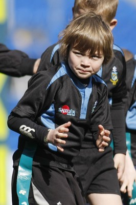 14.03.10 Cardiff Blues v Gloucester - LV=Cup Semi-Final - Half time under 8's Tag rugby Llanharan (blue & black) v Builth Wells. 