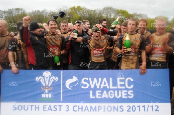 280412 Llanishen V Brecon - Division 3 South East Final - Llanishen celebrate after winning the game and the championship 