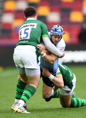 020421 - London Irish v Cardiff Blues - European Rugby Challenge Cup - Matthew Morgan of Cardiff Blues is tackled by Tom Parton and Ollie Hassell-Collins of London Irish