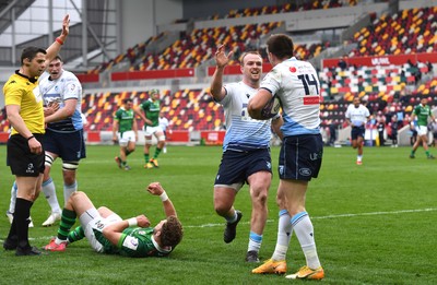 020421 - London Irish v Cardiff Blues - European Rugby Challenge Cup - Josh Adams of Cardiff Blues celebrates scoring try with Kristian Dacey