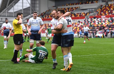 020421 - London Irish v Cardiff Blues - European Rugby Challenge Cup - Josh Adams of Cardiff Blues celebrates scoring try with Kristian Dacey