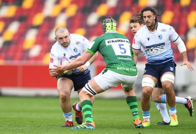 020421 - London Irish v Cardiff Blues - European Rugby Challenge Cup - Dillon Lewis of Cardiff Blues takes on Rob Simmons of London Irish