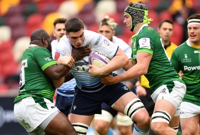 020421 - London Irish v Cardiff Blues - European Rugby Challenge Cup - Seb Davies of Cardiff Blues is tackled by Lovejoy Chawatama and Rob Simmons of London Irish