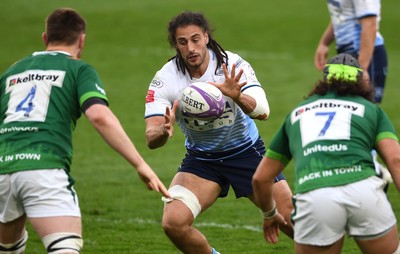 020421 - London Irish v Cardiff Blues - European Rugby Challenge Cup - Josh Navidi of Cardiff Blues takes a pass