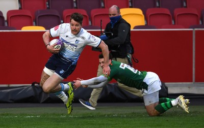 020421 - London Irish v Cardiff Blues - European Rugby Challenge Cup - Jason Harries of Cardiff Blues beats Tom Parton of London Irish to score try