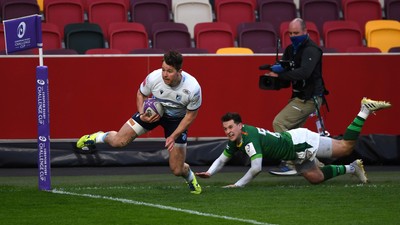 020421 - London Irish v Cardiff Blues - European Rugby Challenge Cup - Jason Harries of Cardiff Blues beats Tom Parton of London Irish to score try