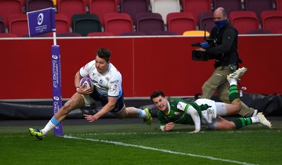 020421 - London Irish v Cardiff Blues - European Rugby Challenge Cup - Jason Harries of Cardiff Blues beats Tom Parton of London Irish to score try