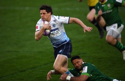 020421 - London Irish v Cardiff Blues - European Rugby Challenge Cup - Lloyd Williams of Cardiff Blues races through to score try