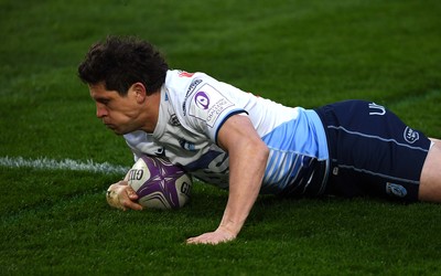 020421 - London Irish v Cardiff Blues - European Rugby Challenge Cup - Lloyd Williams of Cardiff Blues races through to score try