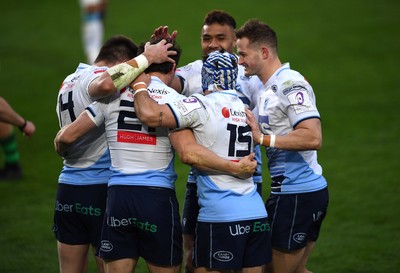 020421 - London Irish v Cardiff Blues - European Rugby Challenge Cup - Lloyd Williams of Cardiff Blues celebrates scoring try with team mates