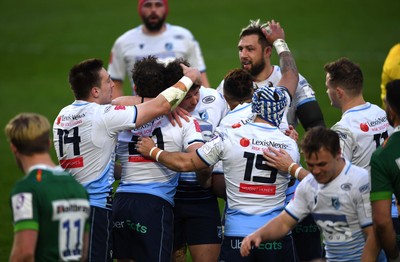 020421 - London Irish v Cardiff Blues - European Rugby Challenge Cup - Lloyd Williams of Cardiff Blues celebrates scoring try with team mates