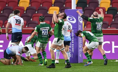 020421 - London Irish v Cardiff Blues - European Rugby Challenge Cup - London Irish players celebrate their match winning try