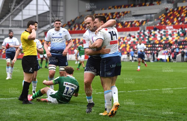 020421 - London Irish v Cardiff Blues - European Rugby Challenge Cup - Josh Adams of Cardiff Blues celebrates scoring try with Kristian Dacey