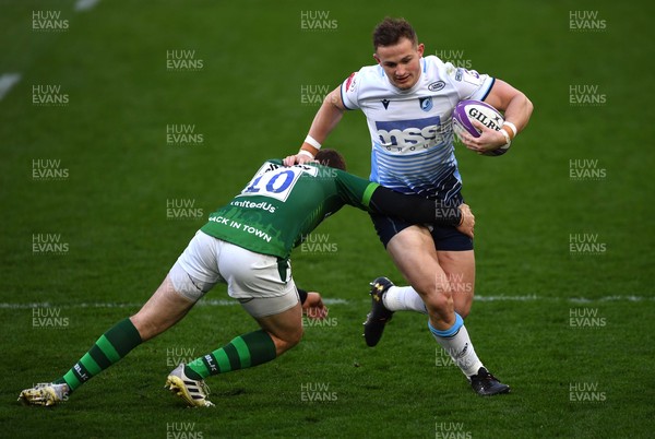 020421 - London Irish v Cardiff Blues - European Rugby Challenge Cup - Hallam Amos of Cardiff Blues is tackled by Paddy Jackson of London Irish