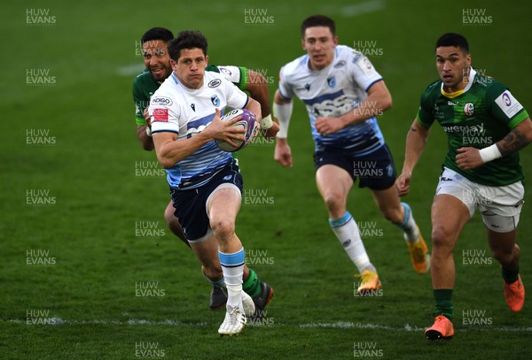 020421 - London Irish v Cardiff Blues - European Rugby Challenge Cup - Lloyd Williams of Cardiff Blues races through to score try