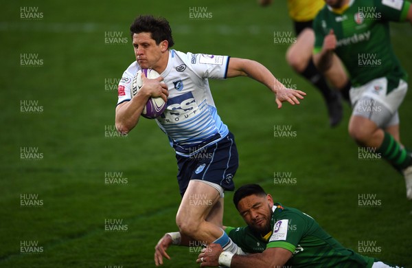 020421 - London Irish v Cardiff Blues - European Rugby Challenge Cup - Lloyd Williams of Cardiff Blues races through to score try