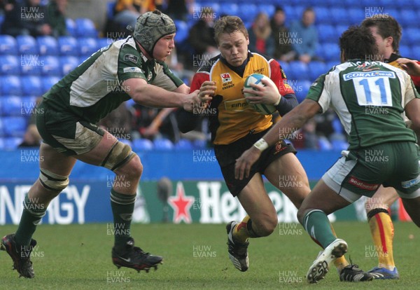 12.01.08  London Irish vs. Newport Gwent Dragons, Heineken Cup, Pool 1. Madjeski Stadium, Reading.    Paul Emerick tries to squeeze through a gap btween Bob Casey(L) & Sailosi Tagicakibau(11)     